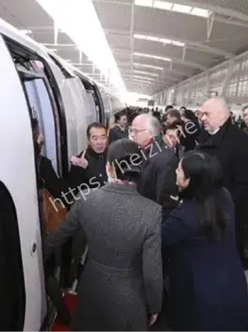 多国领导人乘高铁抵达北京