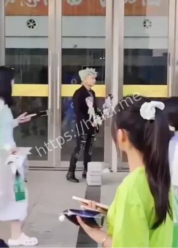 王扁模仿王源爆火网络视频